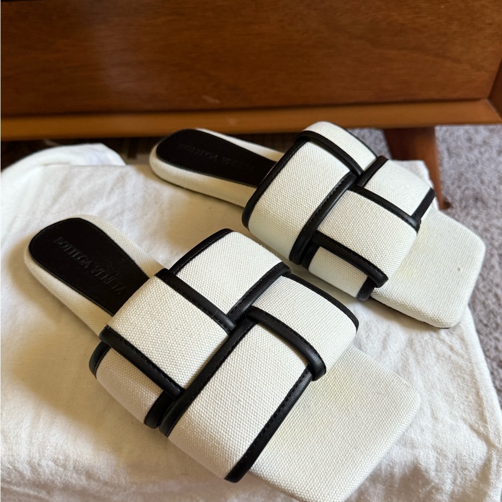 Bottega Veneta White and Black Sandals